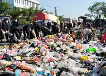 Aksi Peduli Lingkungan Polda Jambi serentak di kawasan Jalan Baru, Selincah, Kota Jambi, Kamis, (13/07/2023). (Dok, Humas Polda Jambi)