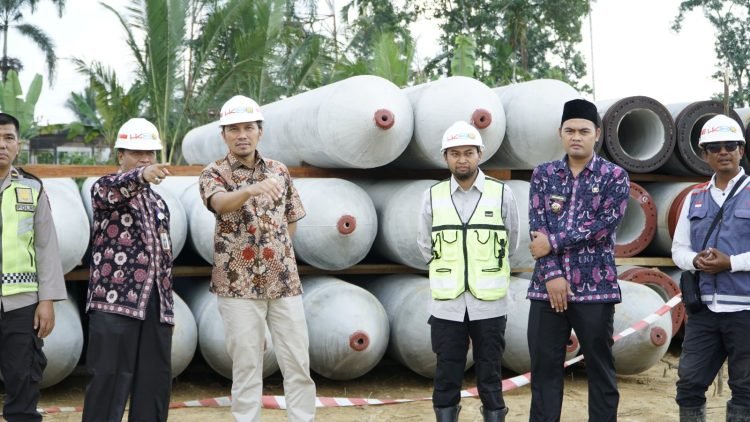 Edi Purwanto mengecek Lokasi Pembangunan Tol Jambi- Betung di Desa Muaro Sebapo, Kamis (13/07/2023). (Dok. Humas DPRD Provinsi Jambi)