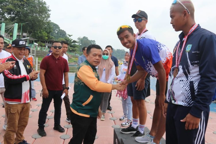 Al Haris pada pembukaan lomba Perahu Dragon Boat Porprov Jambi XXIII di Arena Wisata Danau Sipin Kota Jambi, Jumat (14/07/2023). (Foto: Diskominfo/Agus)