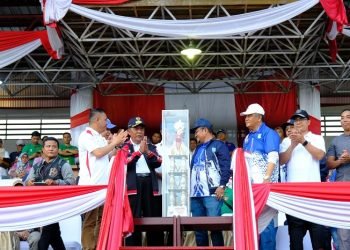 Penyerahan piala juara umum Porprov XXIII di Stadion Tri Lomba Juang, Minggu (16/7/2023). [Foto: Diskominfo/Sopbirin]