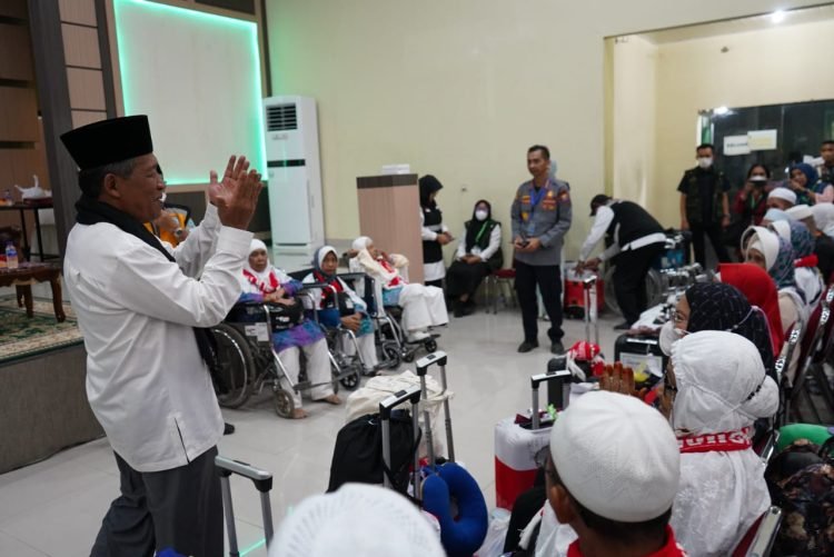 Wagub Abdullah Sani menyambut kepulangan Jemaah Haji Kloter Pertama 372 Jemaah BTH 17 di Asrama Haji Jambi, Senin (17/7/2023) (Dok. Novriansah - Komifo)