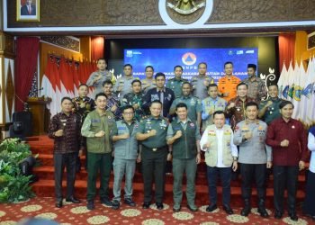 Kapolda Jambi Ikuti Rakor Penanggulangan Bencana Karhutla bersama Kepala BNPB RI di Auditorium rumah dinas Gubernur Jambi, Selasa malam (18/7/23) (Dok. Humas Polda Jambi)