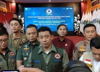 Kepala BNPB, Letjen TNI Suharyanto saat diwawancarai usai Rakor Penanggulangan Bencana Karhutla di Auditorium rumah dinas Gubernur Jambi, Selasa malam (18/7/23) (Foto: Riky Serampas)