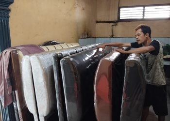 Sukandi saat mengecek sofa di tempat kerjanya fi Paal Merah, Kota Jambi, Rabu (19/07/2023). (Dok. RJ.COM/Deni)