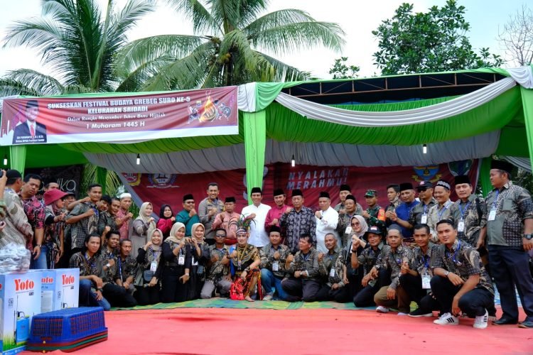 Wagub saat menghadiri Pawai Grebeg Suro se-Kelurahan Sridadi, di Lapangan Bola Kaki Sridadi, Kabupaten Batanghari, Rabu (19/07/2023). (Foto: Diskominfo/Harun Al Rasyid)