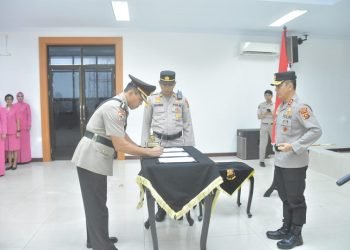 Irjen Pol. Rusdi saat Hartono pimpin upacara pelantikan jabatan Irwasda Polda Jambi, di Aula lantai 4 Mapolda Jambi, Kamis, (20/07/2023). (Dok. Humas Polda Jambi)