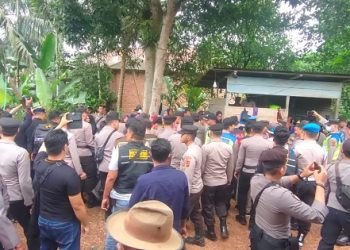 Polda Jambi Backup Polres Muaro Jambi Bubarkan Massa Pemblokiran Gerbang PT FPIL di Kumpeh Ulu, Kamis (20/07/2023). (Dok. RJ.COM/Deni)
