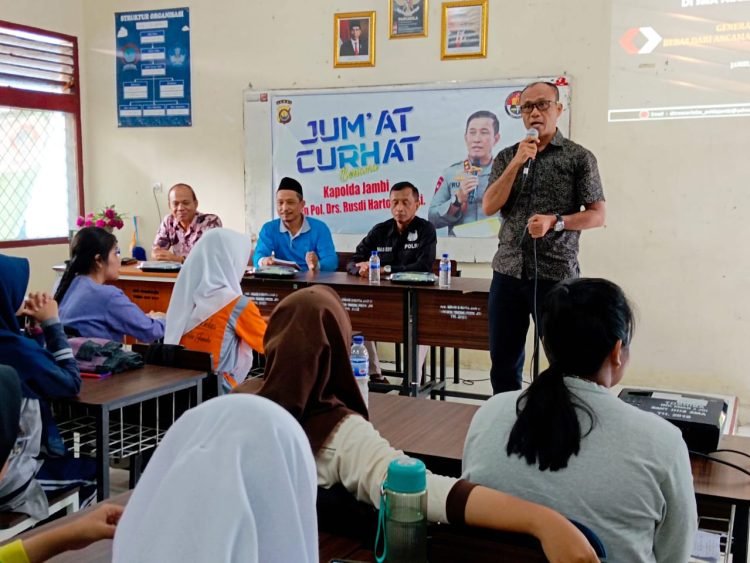 Kegiatan Jum'at Curhat Polda Jambi di SMA N 3 Kota Jambi, Jumat, (21/07/2023). (dok. Humas Polda Jambi)