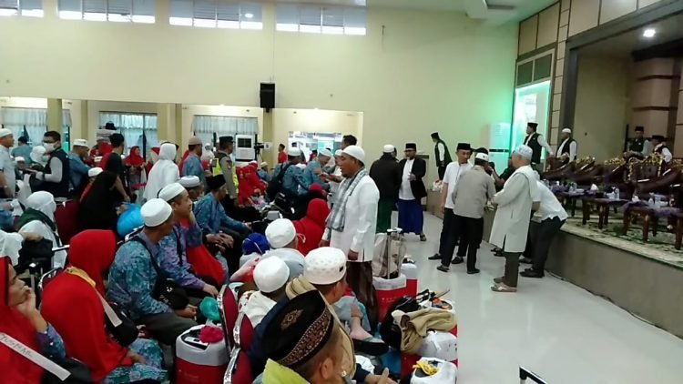 Gubernur Al Haris Sambut Kepulangan 369 Jemaah Haji Jambi Kloter 20 di Asrama Haji Kota Baru Jambi, Jumat (21/07/2023). (Foto: Diskominfo/Said)