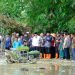 Abdullah Sani bersama Kelompok Tani melakukan penanaman padi di Desa Pasar Pelawan, Kamis (20/07/2023). (Foto: Diskominfo/Agus)