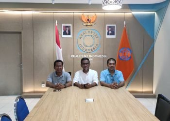 Ketua DPD REI Provinsi Jambi bersama pengurus usai  diwawancarai di Kantor DPD REI dikawasan Mayang, Kota Jambi, Jumat (21/07/2023). (Dok. Otoy )