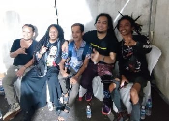 Alvons Freedom bersama anggota band nya pada acara KBSS ke-XIX di lapangan Bandara Lama Kota Jambi, Sabtu (23/07/2023). (Foto: realitajambi)