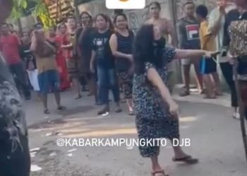 Video Emak-emak Gerebek Base Camp Sabu di Kelurahan Rawasari, Kecamatan Alam Barajo, Sabtu (22/07/ 2023) (Dok. Capture video instagram @kabarkampungkito)