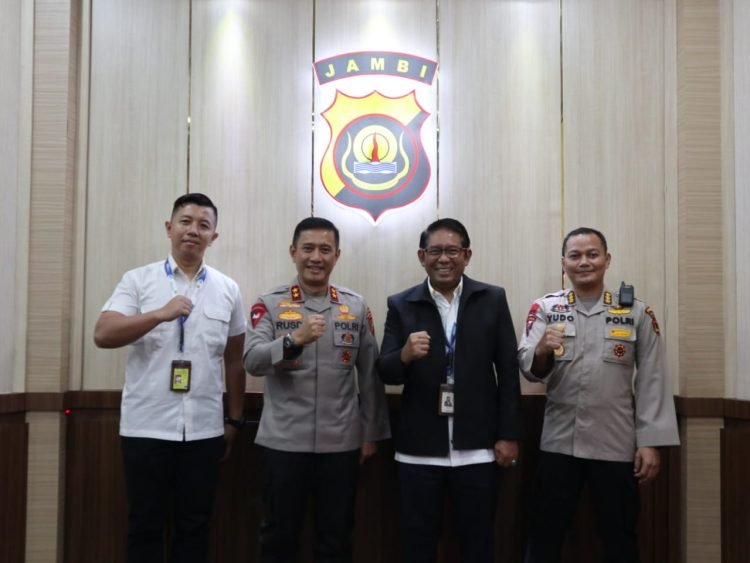 Kapolda Terima Kunjungan Silaturahmi Executive General Manager PT Angkasa Pura II Jambi di Mapolda Jambi, Senin (24/07/2023). (Dok. Humas Polda Jambi)