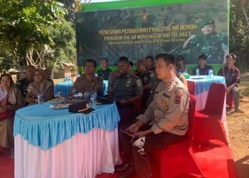 Dandim saat mengikuti vicon oleh Kasad kepada jajaran Komandan satuan TNI AD di lokasi bangunan sumber air bersih hasil pengerjaan Kodim 0420/Sarko Dusun Simpang, Sarolangun Selasa (25/07/2023). (Dok. realitajambi)