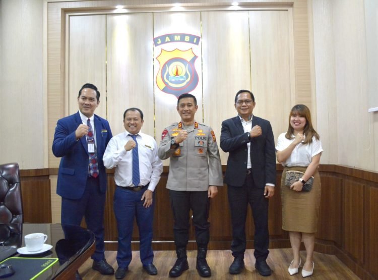 Kapolda Terima Silaturahmi GM BW Luxury Hotel Jambi di Mapolda Jambi Selasa, (25/07/2023). (Dok. Humas Polda Jambi)