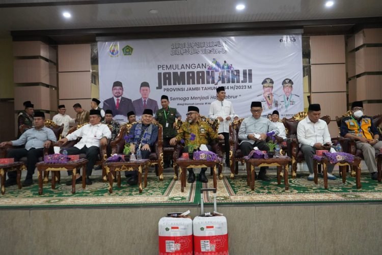 Sekda Sudirman Saat menerima kedatangan jemaah haji dari Kabupaten Kerinci, Tebo, dan Merangin kloter BTH 24 di Asrama Haji Kota Baru Jambi pada Selasa (25/07/2023) (Dok. Diskominfo/Novriansyah)