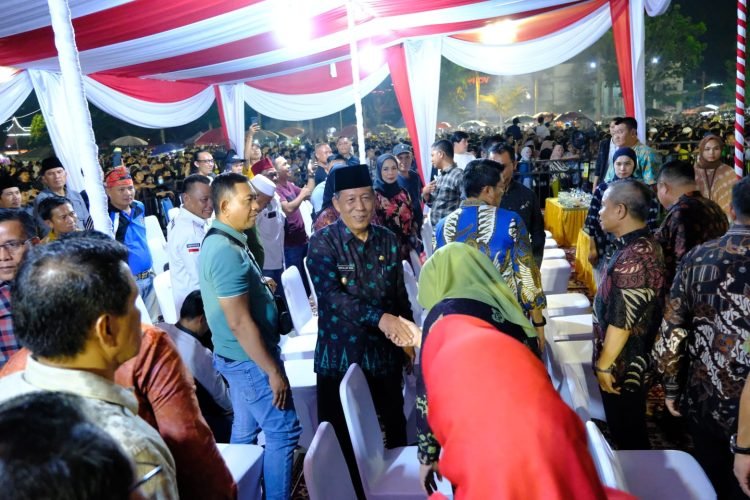 Wagub Pada Acara Malam Hiburan Apdesi di Lapangan Kantor Gubernur Jambi, Selasa (25/07/2023) (Foto: Diskominfo/Agus Supriyanto)