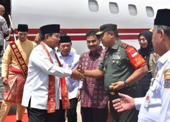 Danrem 042/Gapu Bersama Forkopimda Sambut Kedatangan Menhan RI Ke Jambi di Bandara Sultan Thaha, Kota Jambi, Rabu, (26/7/2023). (Dok. Penrem042/Gapu)