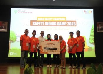 Ketua Yayasan AHM Ahmad Muhibbuddin memberikan penghargaan kepada SMK Muhammadiyah 1 Kepanjen Malang sebagai Safety Riding Lab dengan pengelolaan terbaik 2023 (27/7). (Dok. Sinsen - Jambi)