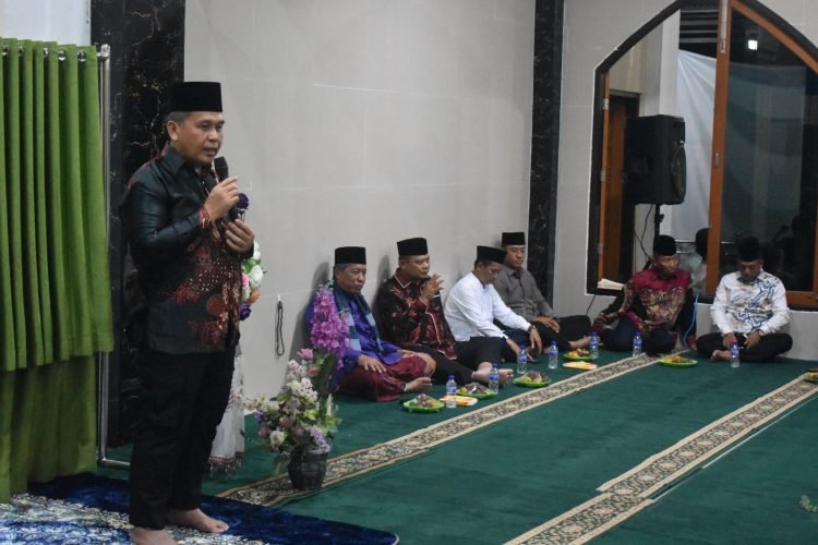 Acara Simaan Al-Qur’an Malam Asyura di Masjid Nurul Hidayah di Jl. RB. Siagian, Kel. Pasir Putih, Kota Jambi, Kamis (27/07/2023). (Dok. Penrem 042/Gapu)