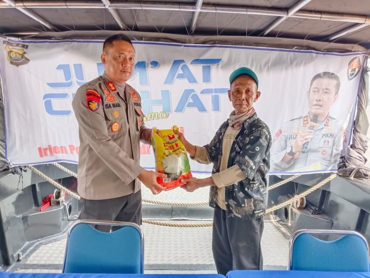 Jum'at Curhat Polda Jambi Pengemudi Ketek di peraiaran sungai batang hari, Jumat (28/07/2023). (Dok. Humas Polda Jambi)