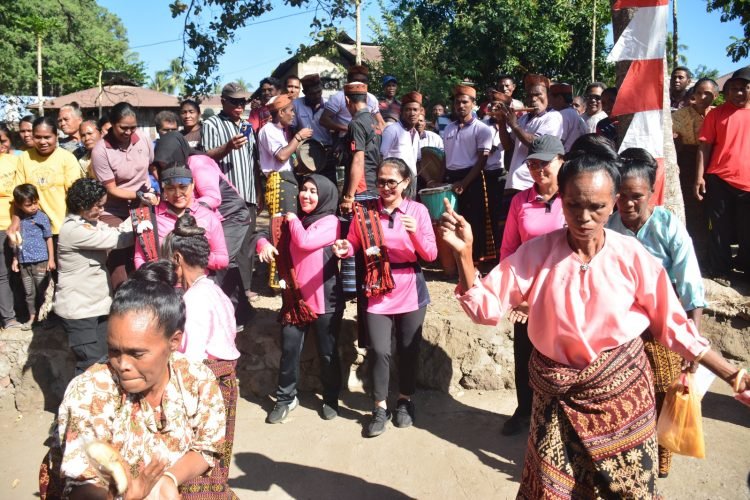 Kunker Ketua Umum Bhayangkari dan rombongan di Pelabuhan Kerica Palue, Sabtu (29/07/2023). (Dok. Divisi Humas Polda Jambi)