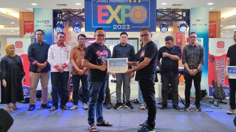 Ketua DPD REI Jambi, Ramond Fauzan saat diwawancarai usai penutupan Jambi Property Expo 2023 di Jambi Town Square Mall, Minggu (30/07/2023) (Dok. Otoy)