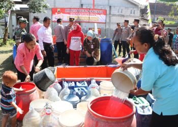 Bantuan Air Bersih Polri melalui Polres Grobogan kepada warga atas kekeringan yang terjadi di Dusun Karanganyar, Geyer, Grobogan. Senin (31/7/23). (Dok. Humas Polda Jambi)