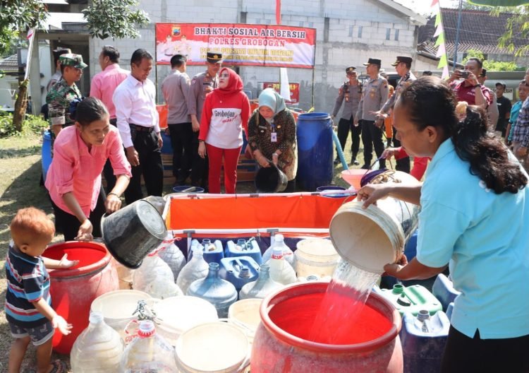 Bantuan Air Bersih Polri melalui Polres Grobogan kepada warga atas kekeringan yang terjadi di Dusun Karanganyar, Geyer, Grobogan. Senin (31/7/23). (Dok. Humas Polda Jambi)