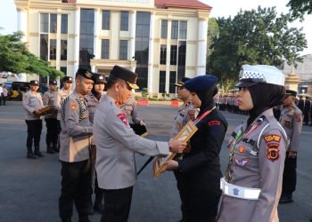 Penyerahan penghargaan diberikan dalam Apel Pagi personel Polda Jambi di Lapangan Hitam Polda Jambi Senin (7/8/2023). (Dok. Humas Polda Jambi)