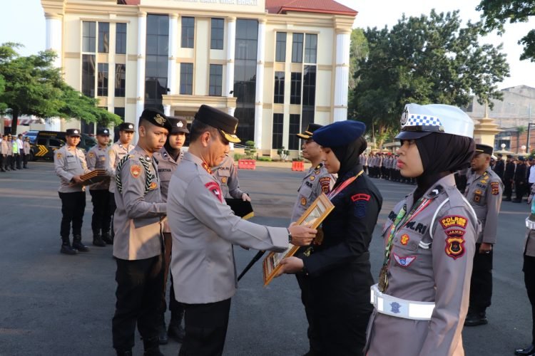 Penyerahan penghargaan diberikan dalam Apel Pagi personel Polda Jambi di Lapangan Hitam Polda Jambi Senin (7/8/2023). (Dok. Humas Polda Jambi)