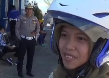 Fatima salah satu pemohon SIM melewati Lintasan Baru Ujian Praktik  pembuatan SIM C, di Satpas Polrestabes Surabaya Senin (07/08/2023). (Dok. Humas Polrestabes Surabaya)