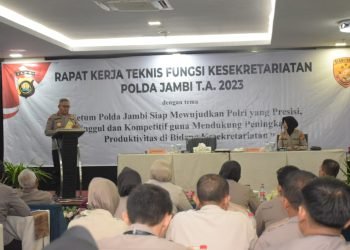 Wakapolda Jambi saat membuka Rakernis Fungsi Kesekretariatan Polda Jambi T.A. 2023 di Aula Hotel Odua Weston Jambi, Senin, (07/08/2023). (Dok. Humas Polda Jambi)