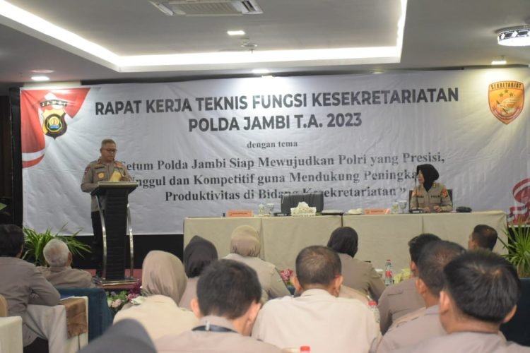 Wakapolda Jambi saat membuka Rakernis Fungsi Kesekretariatan Polda Jambi T.A. 2023 di Aula Hotel Odua Weston Jambi, Senin, (07/08/2023). (Dok. Humas Polda Jambi)