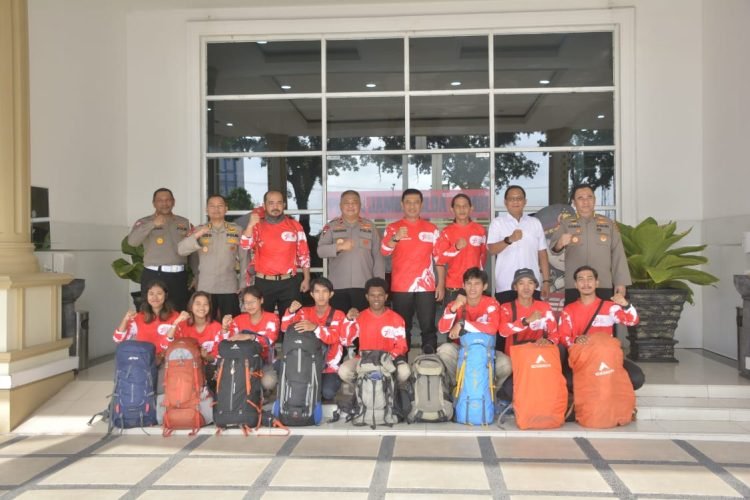 Pelepasan Rombongan Tim Ekspedisi Merah Putih Atap Sumatera di Lobby Utama Mapolda Jambi Rabu, (09/08/2023). (Dok. Humas Polda Jambi)