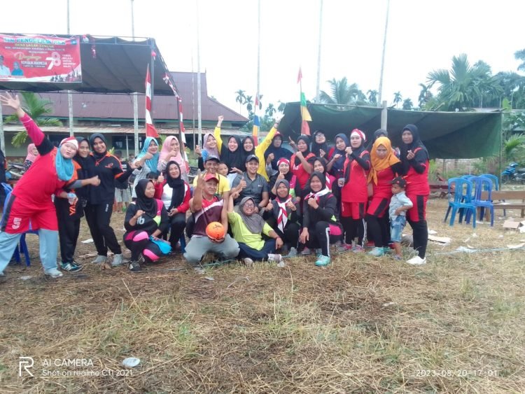 Pertandingan sepak bola emak-emak di di lapangan terbuka Parit Locing, Desa Lagan Tengah. Minggu (20/08/2023). (Dok.Misbah)