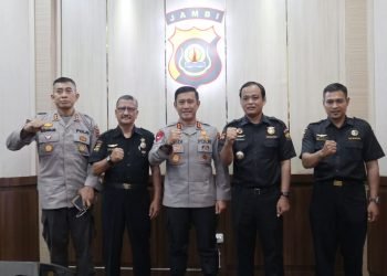 Kapolda Terima Kunjungan Silaturahmi Pengurus Senkom Mitra Polri Provinsi Jambi, di ruang Kapolda Jambi pada Senin, (21/08/2023).(Dok. Humas Polda Jambi)