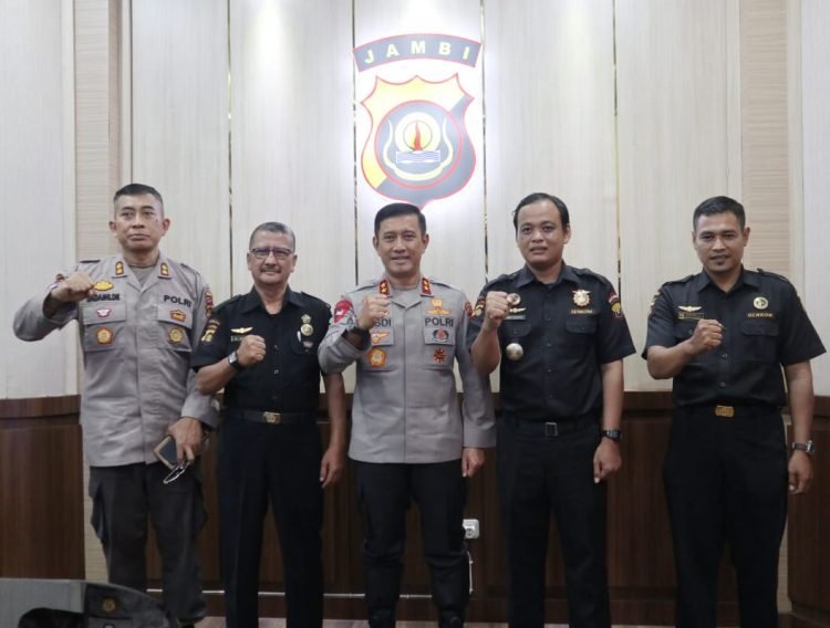 Kapolda Terima Kunjungan Silaturahmi Pengurus Senkom Mitra Polri Provinsi Jambi, di ruang Kapolda Jambi pada Senin, (21/08/2023).(Dok. Humas Polda Jambi)