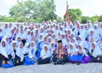 Momen foto bersama pada kegiatan "Aksi Bergizi di Sekolah" di SMP Islam Terpadu Nurul Ilmi 2, Kelurahan Simpang Rimbo Alam Barajo pada Selasa (29/8/2023). (Dok. RJ.COM)