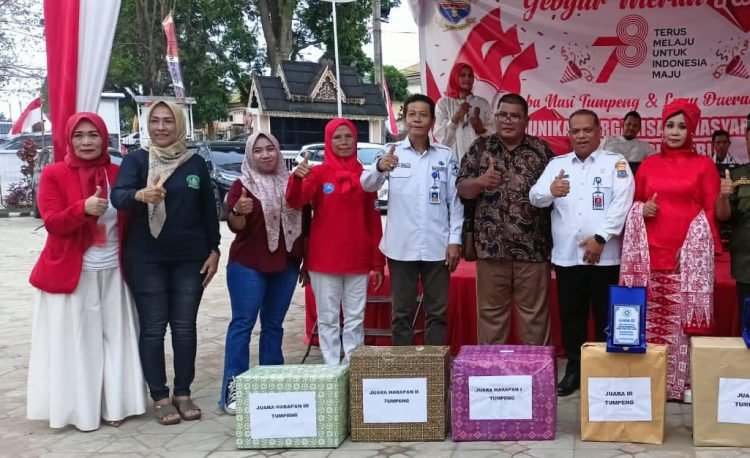 Foto bersama usai pelaksanaan kegiatan di halaman Kantor Kesbangpol Provinsi Jambi, Kamis (31/08/2023). (Dok. RJ.COM)