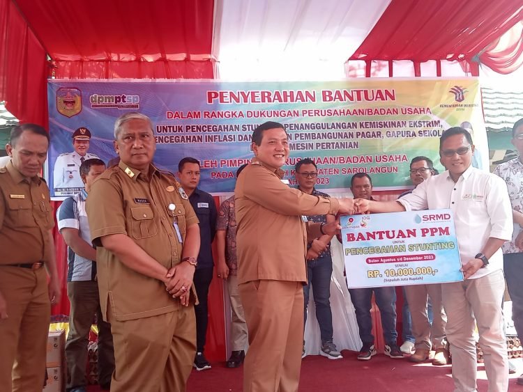 Penyerahan Bantuan Penanganan Stunting dan Pembangunan Pagar Sekolah SDN 110 Desa Lubuk Napal secara simbolis di Halaman Kantor DPMPTSP Sarolangun. Senin (31/07/2023). (Dok. Tania - Migas)