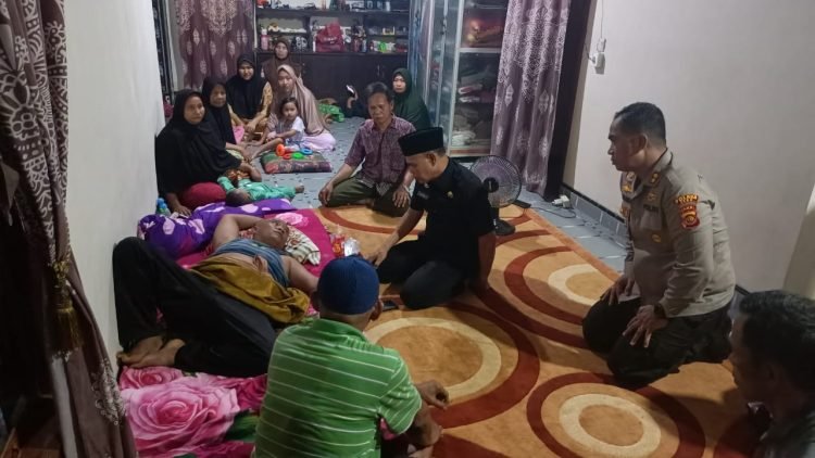 Proses mediasi warga yang dilakukan oleh Kapolres Tebo bersama PJ. Bupati Tebo di Dusun Air Mancur, Desa Teluk Kayu Putih, Kecamatan VII Koto, Selasa (01/08). (Dok. Humas Polda Jambi)