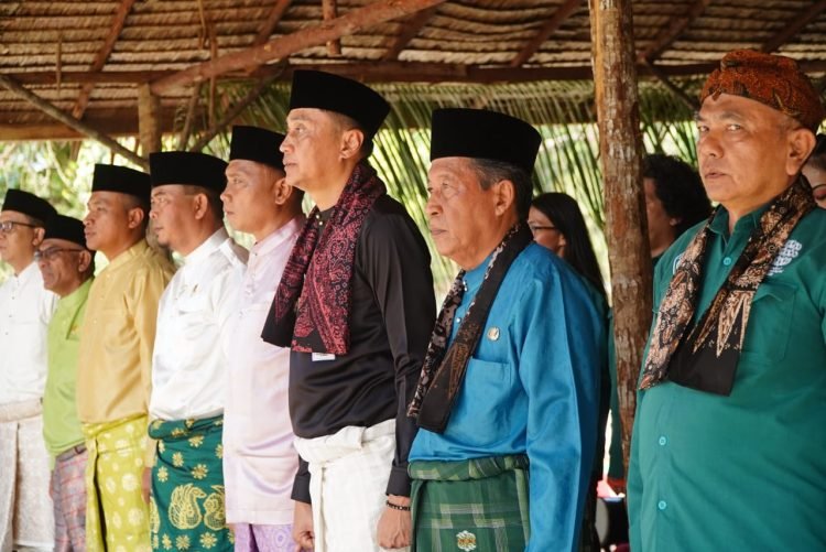 Abdullah Sani saat mengikuti rangkaian kegiatan Festival Bebiduk Besamo Ekspedisi Batanghari di Desa Muaro Pijoan Kabupaten Muaro Jambi, Rabu (02/08/2023). (Foto: Harun -Kominfo)