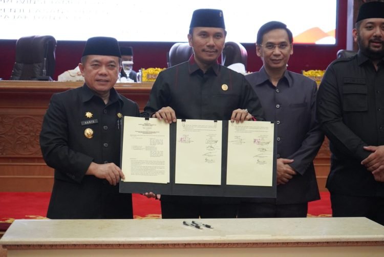 Gubernur Al Haris pada Paripurna DPRD Provinsi Jambi di Ruang Utama Gedung DPRD Provinsi Jambi, Rabu (02/08/2023). (Foto : Novriansah -Kominfo)