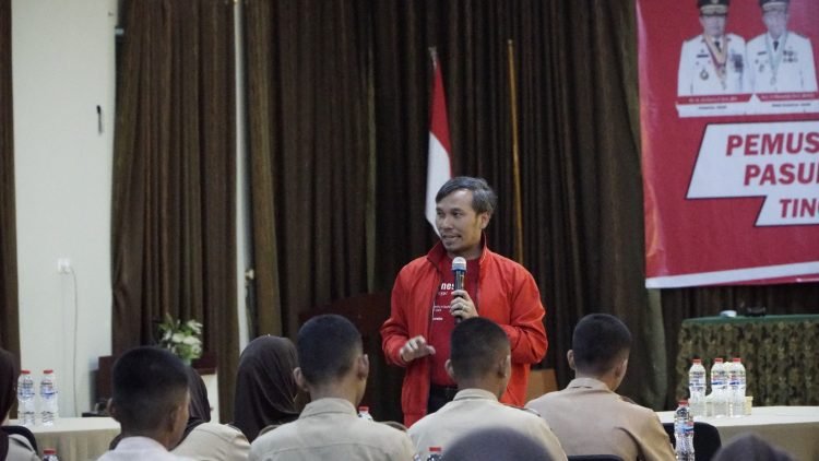 Edi Purwanto saat menjadi pembicara di depan 54 siswa-siswi Calon Pasukan Pengibar Bendera Pusaka Peringatan Hari Kemerdekan RI yang ke-78 di Hotel Golden Haevest, Kamis malam (3/8). (Dok. realitajambi/Deni)