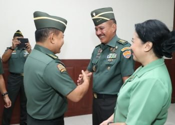 Kasad saat menerima Laporan Korps Kenaikan Pangkat 14 Perwira Tinggi (Pati) TNI AD di Guest House, Markas Besar Angkatan Darat, Cilangkap, Jakarta, Jumat (4/8/2023). (Dok. Dispenad)