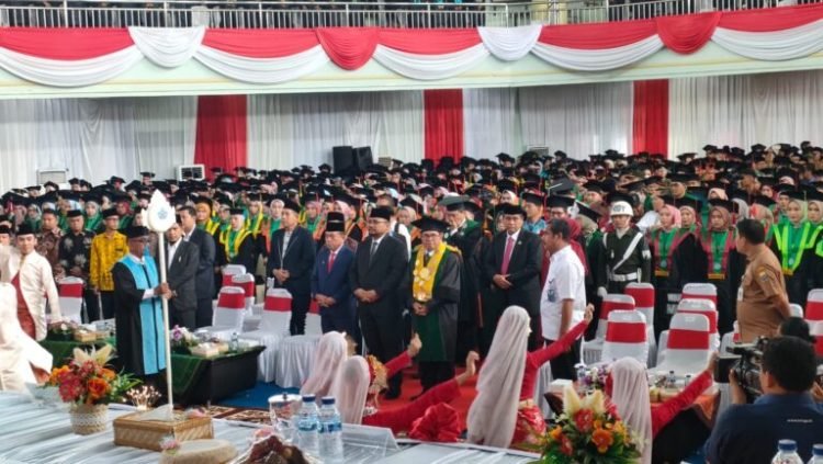 Wisuda mahasiswa program Sarjana ke-65, Magister ke-38, dan Doktor ke-14 UIN 2023 di kampus UIN STS Jambi, Selasa (08/08/2023). (Dok. RJ.COM/Deni)