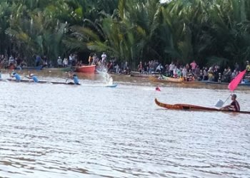 Perahu Anak Bugis lebih dahulu masuk garis finis di Desa Merbau, Rabu (9/8). (Dok. RJ.COM/Deni) 