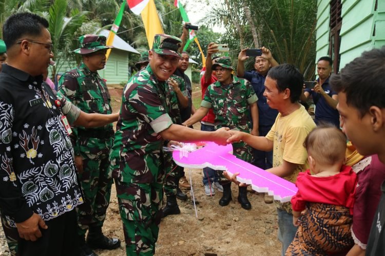 Penutupan TMMD Ke-117 Kodim 0416/Bute Tahun 2023 di Lapangan Desa Talang Silungko Kab. Bungo Provinsi Jambi, Kamis (10/08/2023). (Dok. Penrem042/Gapu)